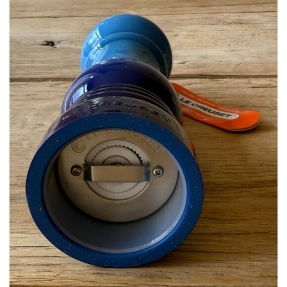Le Creuset Acrylic Classic Manual Salt Mill 8 in Azure Blue NEW NWT - Picture 4 of 7